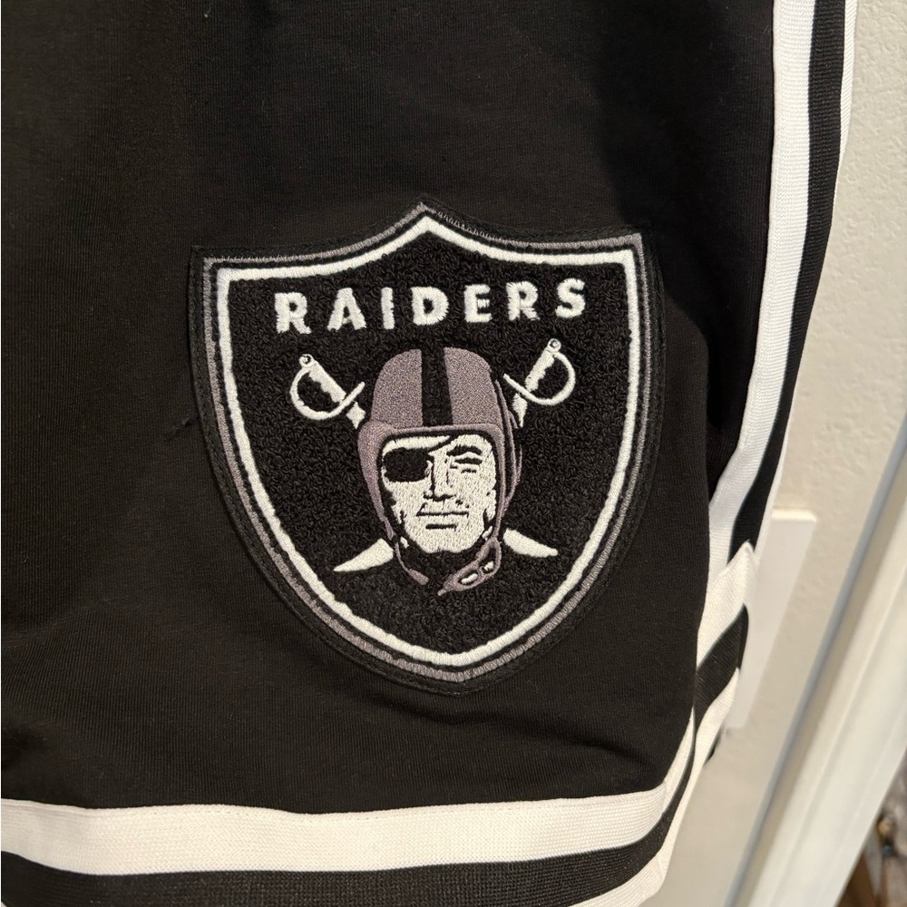New Era Las Vegas Raiders Shorts Black Men’s New With Tags Size Medium - Picture 3 of 11